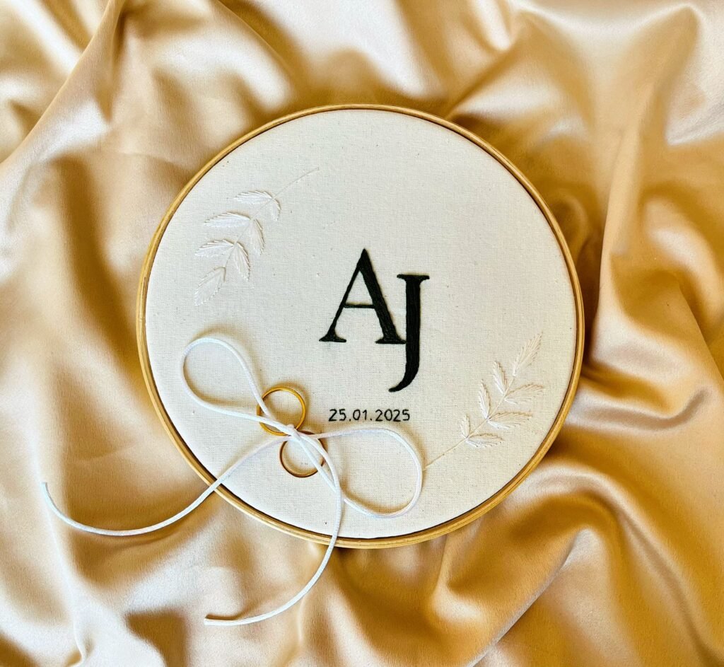 Porta-alianças com monograma: elegância personalizada para o grande dia