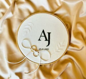 Porta-alianças com monograma: elegância personalizada para o grande dia