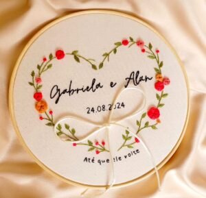 Do porta-alianças ao quadro de recordação: como transformar o bordado do casamento em uma peça de memória eterna